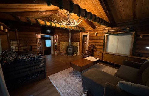 Boundary County Cabin | Beautiful custom built log cabin with AC, WiFi in private forest retreat