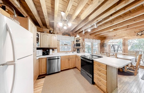 Townsend Cabin | Beautiful custom cabin on private lake w/Free Attraction TIckets & hot tub