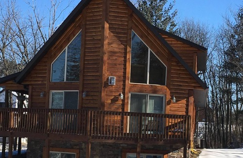 Baraboo House | Beautiful Custom Designed Log Home- Perfect Getaway For Your Family