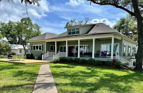 Sulphur House | Beautiful custom home on Moss Lake