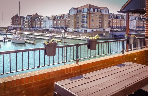 Eastbourne Apartment | Beautiful Dawn - relax with stunning marina views