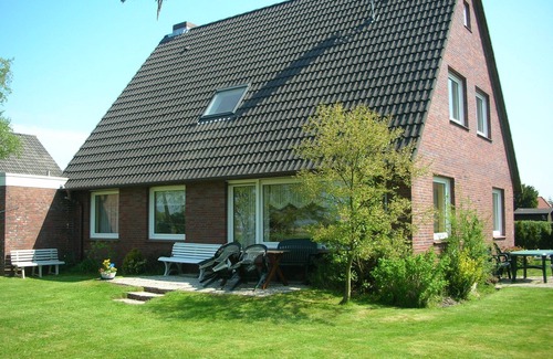 Dornum Apartment | Beautiful fine apartment with garden, meadow, view of water and land
