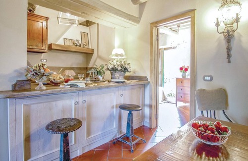 Massa House | Beautiful detached house in the medieval Borgo Massa e Cozzile, in a quiet position with beautiful p