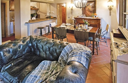 Massa House | Beautiful detached house in the medieval Borgo Massa e Cozzile, in a quiet position with beautiful p