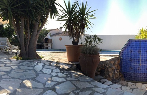 L'Escala Villa | Beautiful Detached Villa with Private Pool, Air Conditioning & Free WIFI