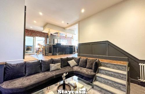 Northenden House | Beautiful Detached Villa - Jacuzzi Bath - Parking