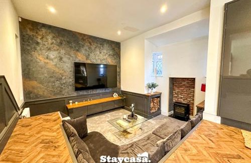 Northenden House | Beautiful Detached Villa - Jacuzzi Bath - Parking