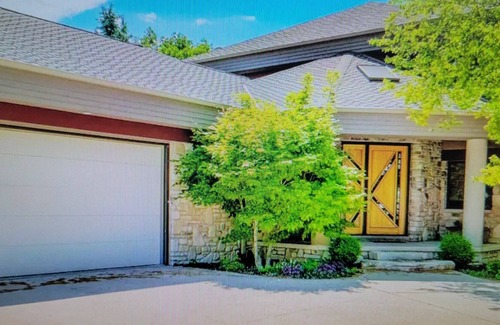 Egg Harbor Villa | Beautiful Door County Bluff House w/heated pool