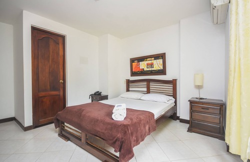 Estadio Hotel | Beautiful double room with wifi and air and balcony in laureles stadium medellin