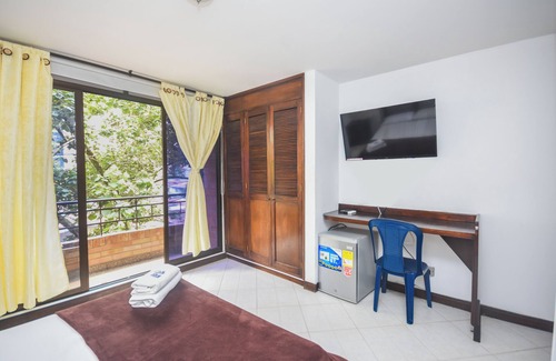 Estadio Hotel | Beautiful double room with wifi and air and balcony in laureles stadium medellin