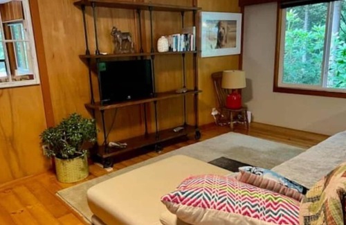 Squamish Cabin | Beautiful Downtown 'Forest' Cabin with hot tub