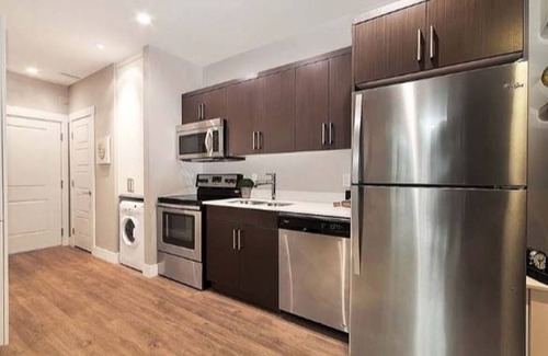 Downtown Kelowna Apartment | BEAUTIFUL Downtown Kelowna Modern Bachelor with FREE Gated Parking & View!