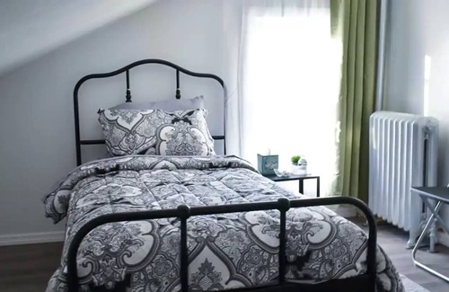 Upper Darby House | Beautiful Duplex Apt - 4 Br - 75in TV - 1,000 Sq Ft - Philadelphia suburb