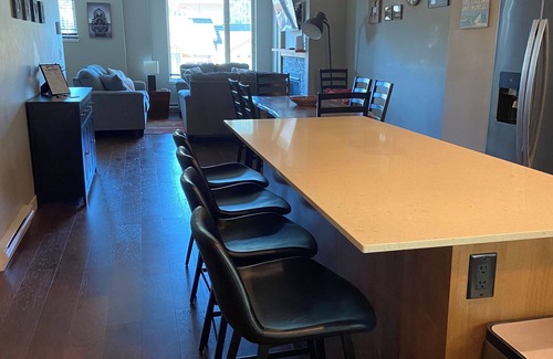 Sun Peaks House | Beautiful Echo Landing Retreat, Sleeps 8, 3 Bdrm, Private Hot Tub, Ski In/Out