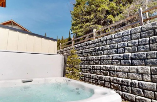 Sun Peaks House | Beautiful Echo Landing Retreat, Sleeps 8, 3 Bdrm, Private Hot Tub, Ski In/Out