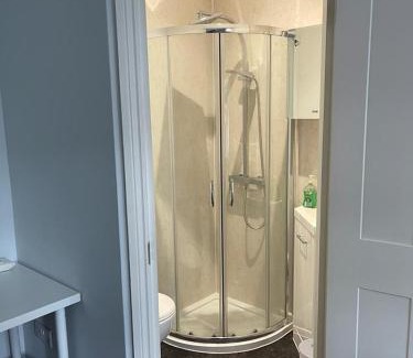 East Grinstead House | Beautiful en-suite room in centre of town