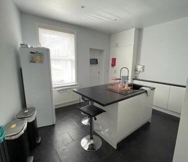 East Grinstead House | Beautiful en-suite room in centre of town