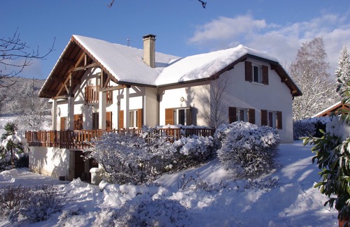 Montcusel House | Beautiful family residence on the lake route