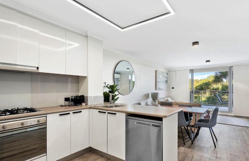 Gosford Apartment | Beautiful Family Retreat with Large Balcony & Pool