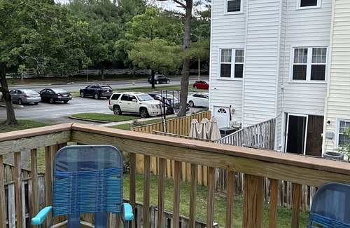 Crofton House | Beautiful family sized townhouse with deck. Close to Washington DC and Baltimore