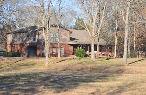Oxford House | Beautiful Farmhouse- Easy Ride to the Square/Stadium.
