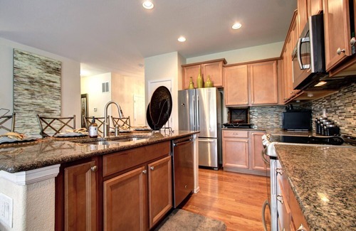 Aurora House | Beautiful Formal Model 14 mins to DIA 10 mins. Gaylord Hotel/Convention Center.