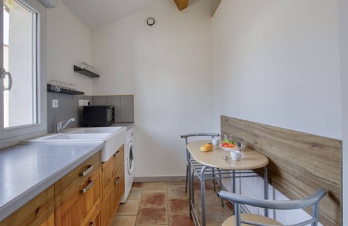 Le Beausset Apartment | Beautiful apartment for 4 guests with A/C, WIFI, TV, terrace and pets allowed