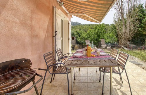 Le Beausset Apartment | Beautiful apartment for 4 guests with A/C, WIFI, TV, terrace and pets allowed