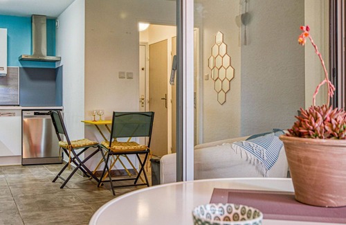 Le Brusc Apartment | Beautiful apartment for 3 guests with A/C, TV, terrace and pets allowed