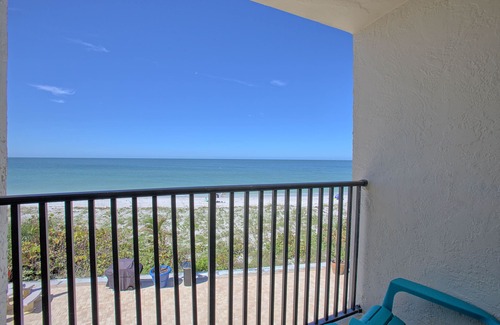 Belleair Beach Condo | Beautiful freshly remodeled beachfront condo