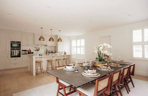 Parsons Green and Walham Apartment | Beautiful Fulham Townhouse with a bar & pool table