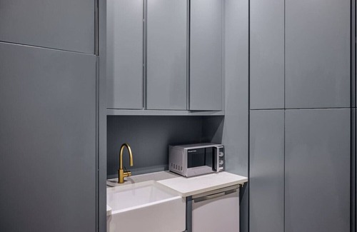 Parsons Green and Walham Apartment | Beautiful Fulham Townhouse with a bar & pool table