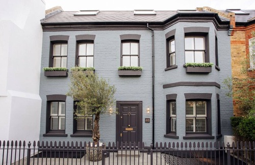 Parsons Green and Walham Apartment | Beautiful Fulham Townhouse with a bar & pool table