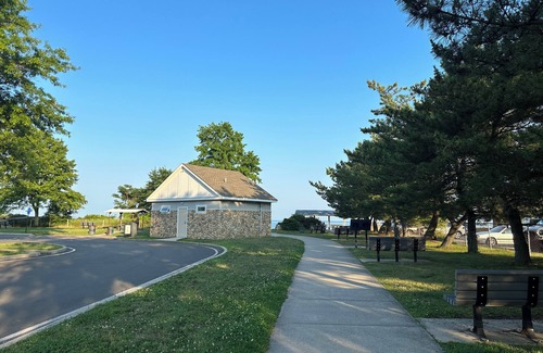 Devon House | Beautiful fully equipped CT Walnut Beach cottage w/SUP & Kayak 4 min from beach!