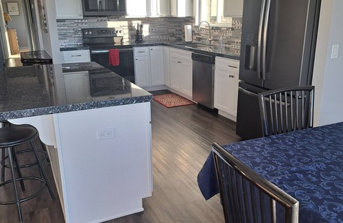 Coulterville House | Beautiful Fully Remodeled 2-bedroom Home with WiFi, AC and a Serene Lake View!