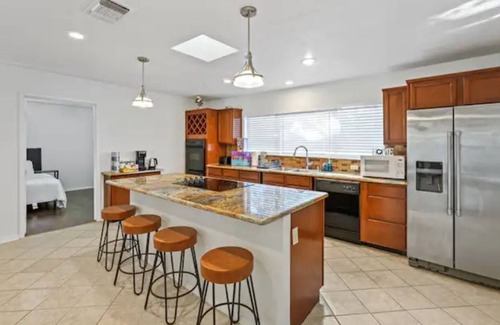 West Arlington House | Beautiful, Fun. SPACIOUS 5 bedroom home near Stadiums and Six flags