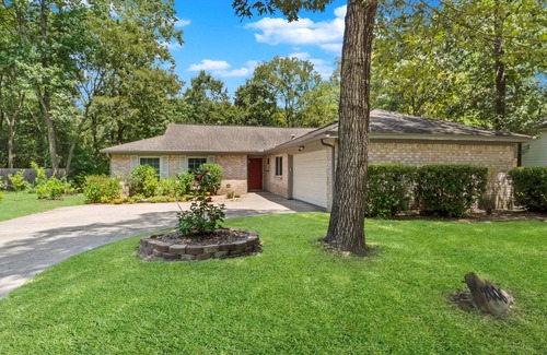 Grogan's Mill House | Beautiful Garden Oasis in the Heart of The Woodlands!