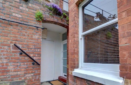 Royal Tunbridge Wells Apartment | Beautiful apartment for 2 guests with WIFI, TV, patio, pets allowed and parking