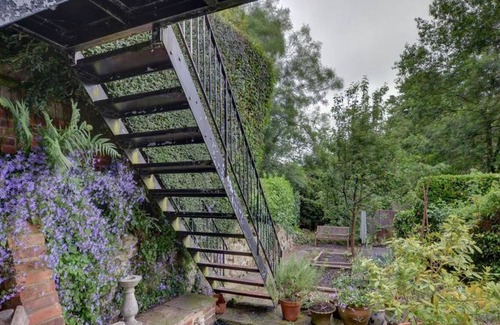 Royal Tunbridge Wells Apartment | Beautiful apartment for 2 guests with WIFI, TV, patio, pets allowed and parking