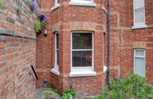 Royal Tunbridge Wells Apartment | Beautiful apartment for 2 guests with WIFI, TV, patio, pets allowed and parking