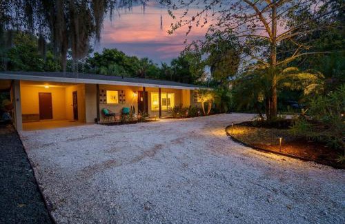 Indian Beach Sapphire Shores House | Beautiful Glam Mid-Century 1 block from Sarasota bay with Firepit