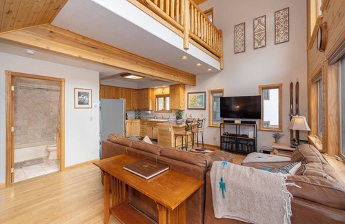 Grand Lake House | Beautiful Grand Lake year-round cabin, lake views, 2 minutes to town, 10 to RMNP