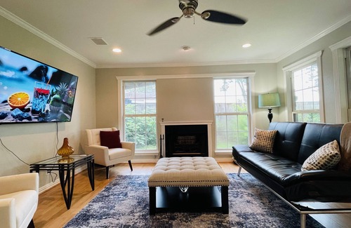 Garden Oaks House | Beautiful Greater Heights/Oak Forest Cottage 1-bed/1Bath home with ensuite