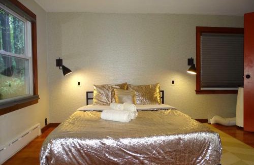 Northborough House | Beautiful Guest Cabin on Quiet Estate