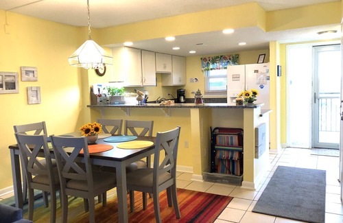 Fort Walton Beach Condo | Beautiful Gulf View 2BR/2BA Condo with Beach Setup and Great Pool