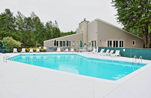 Harbor Springs Condo | Beautiful Harbor Springs condo! Close to Lake MI, Skiing, Golf, Dining, + more!