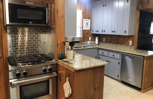 Highlands Cottage | Beautiful Highlands cabin! 8 min to town-Pet friendly-lots of outdoor space