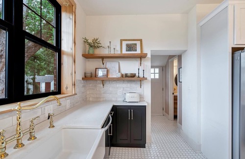 St. Charles Historic District House | BEAUTIFUL Historic 3 Bedroom Upscale Guesthouse!