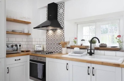 Burford House | Beautiful Historic High Street Cottage in Burford