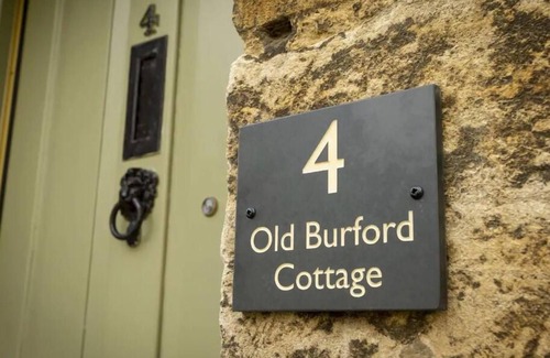 Burford House | Beautiful Historic High Street Cottage in Burford